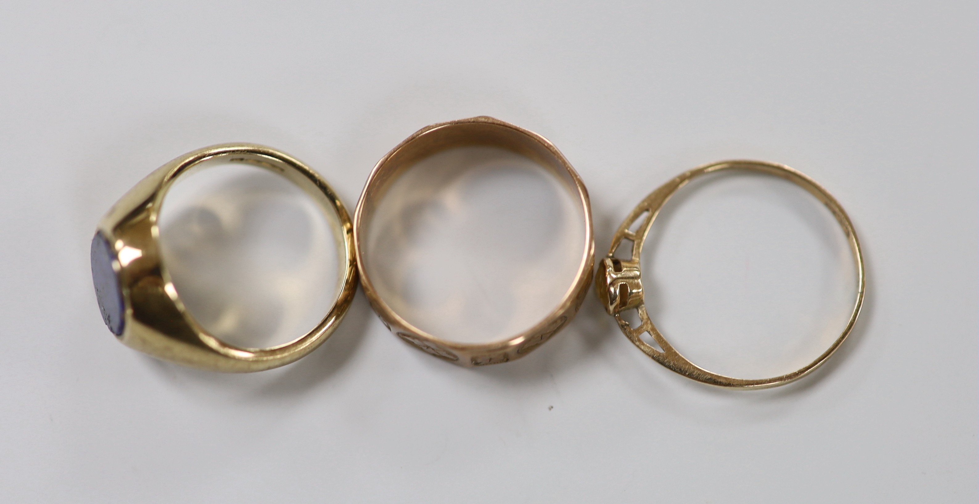 Three assorted 9ct rings including engraved band and lapis lazuli set, size I, gross weight 9.1 grams.